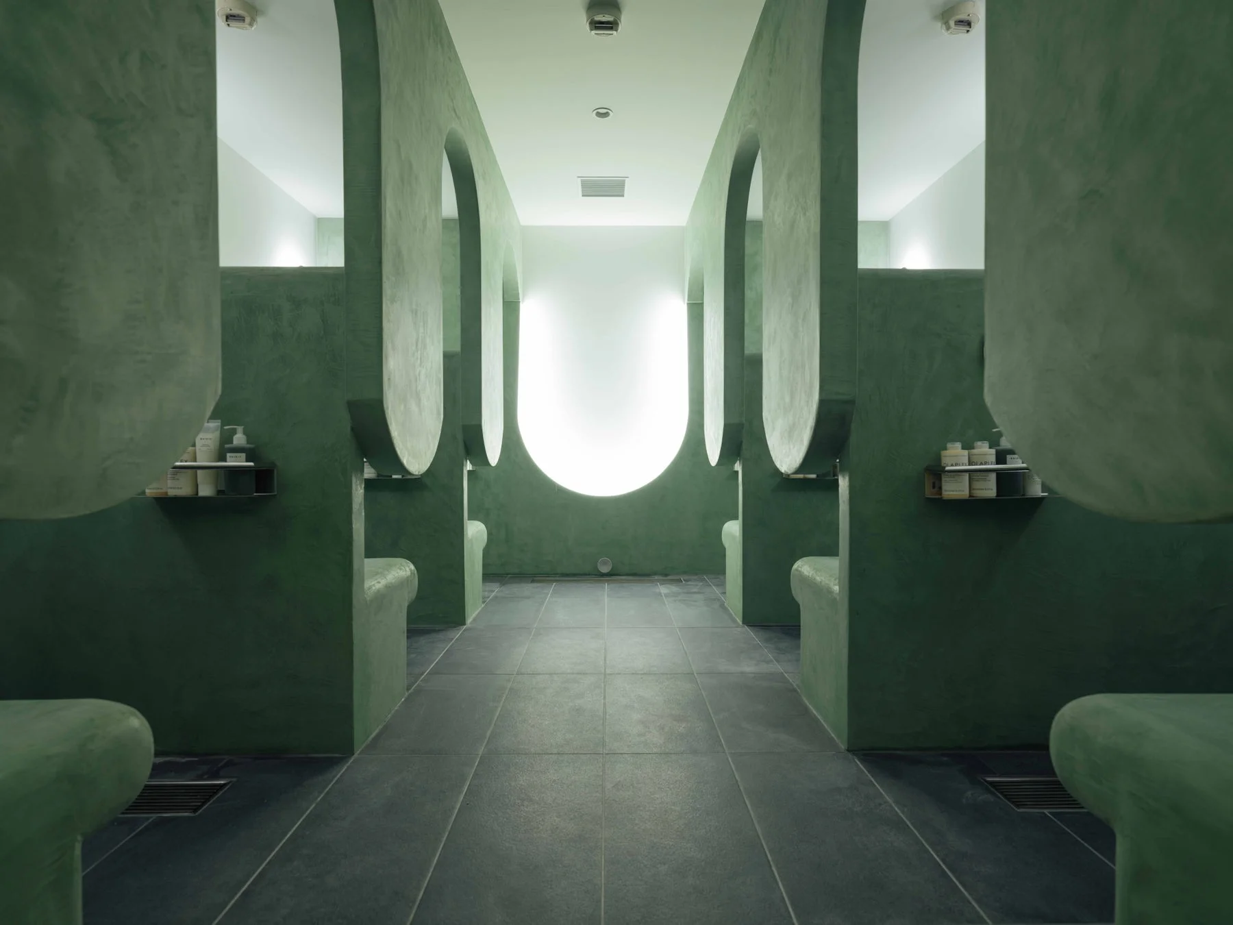 SteaMs.施設内、緑の壁のシャワールームのような空間