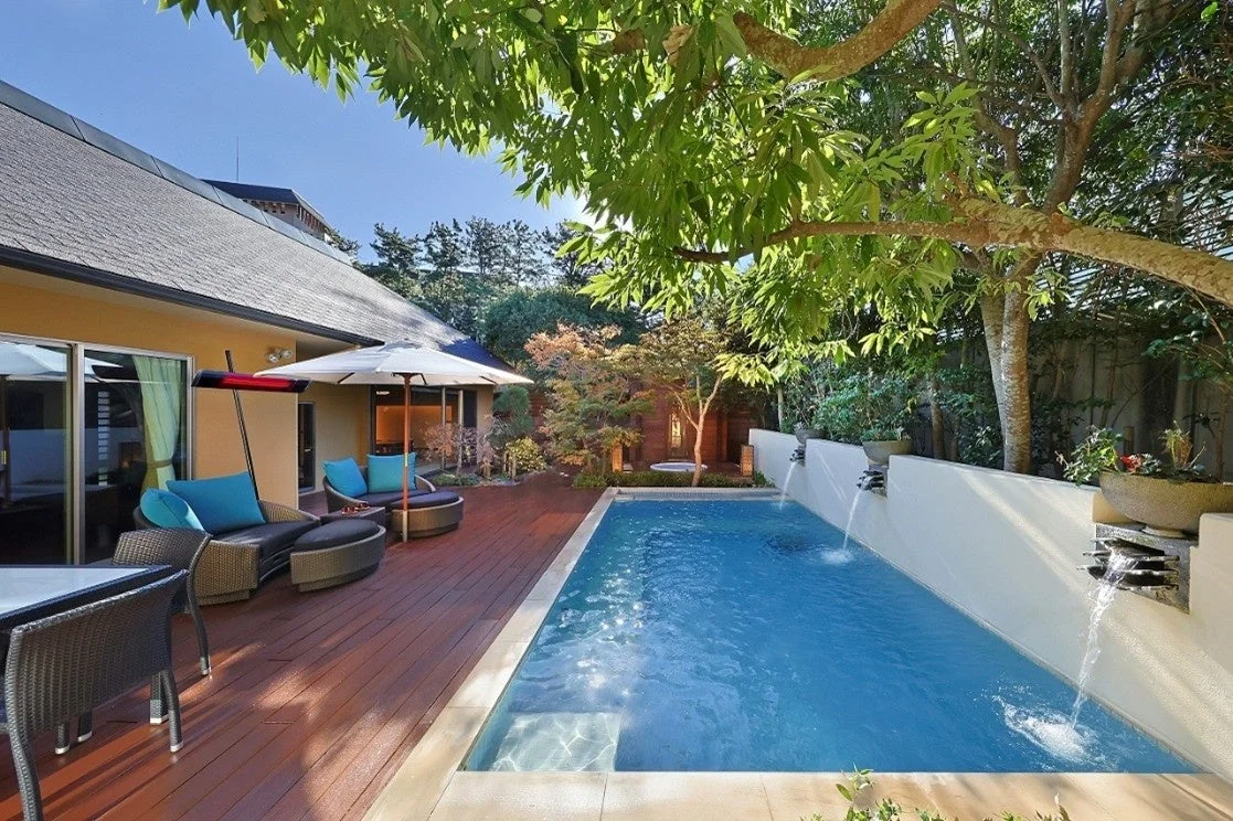 豪華な住宅の庭に広がる、プール付きの美しいアウトドアリビング空間