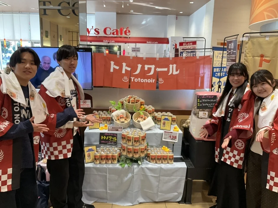 イベントでトトノワールを紹介する学生たち