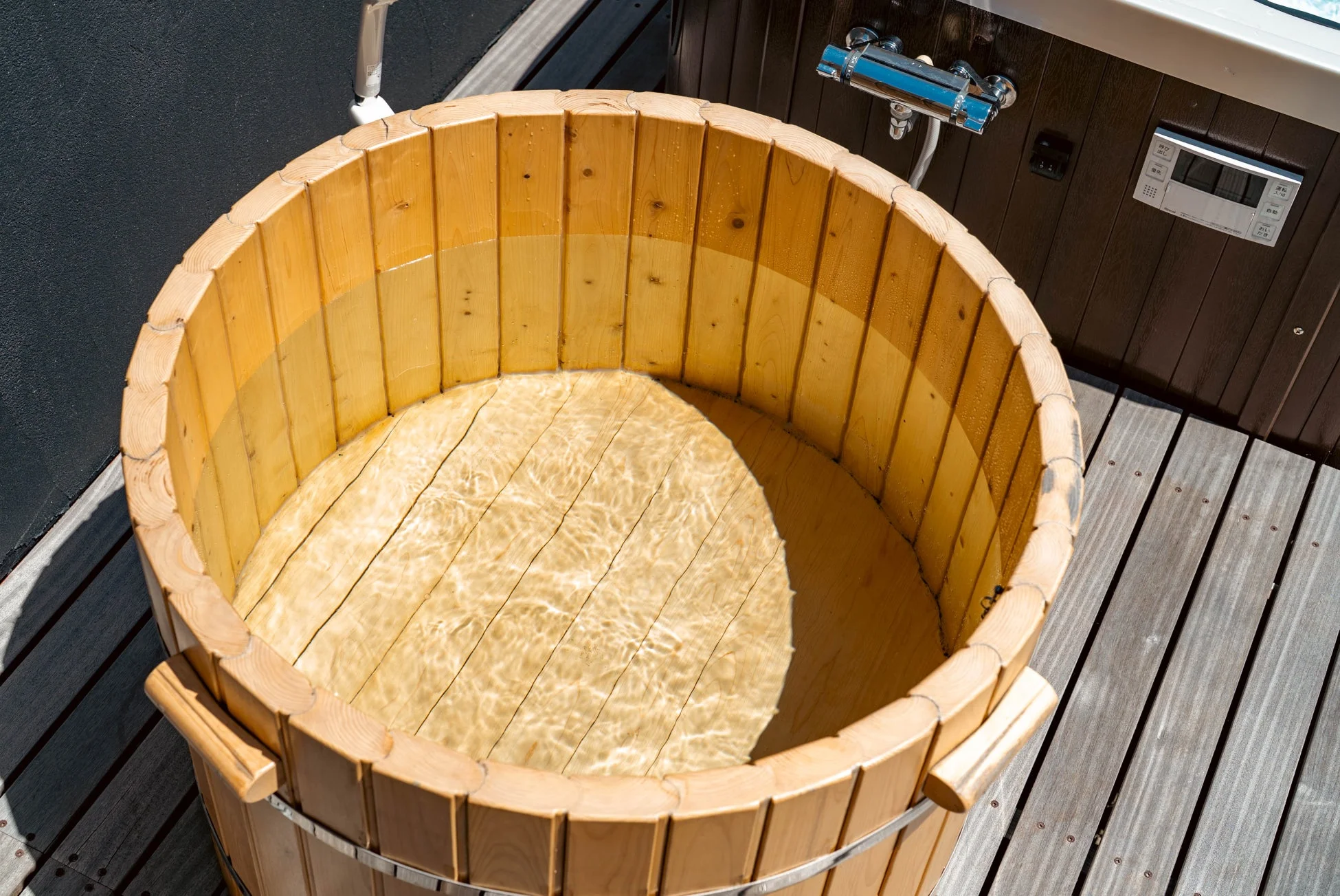 木製の浴槽がある露天風呂