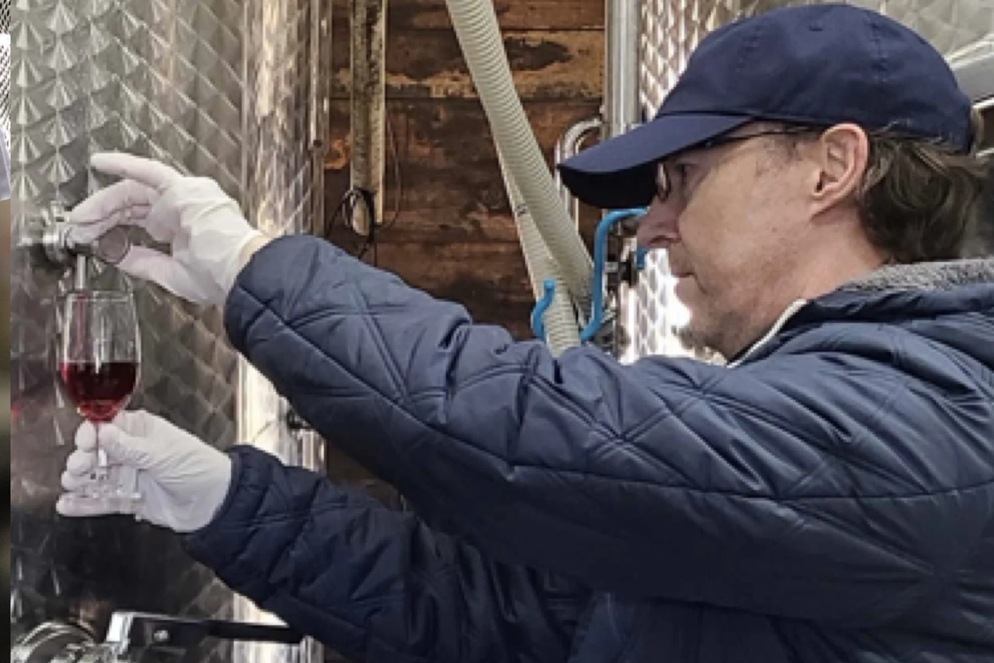 醸造中のワインを試飲するヘイズ・アーロン・マイク氏