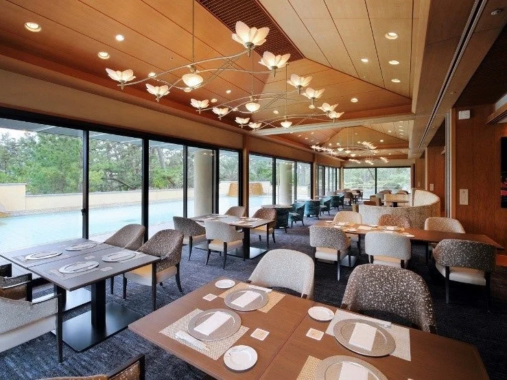 広々としたモダンなレストランの室内風景