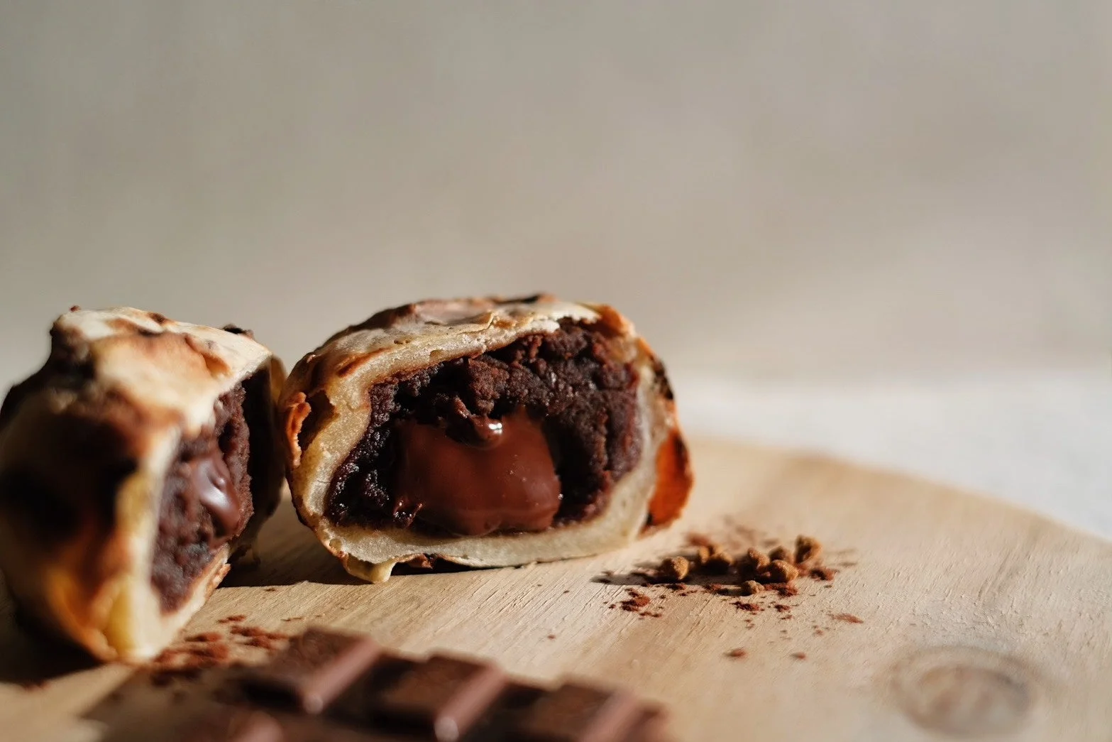 半分にカットされたチョコレートのデザート