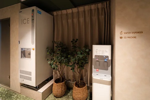 ホテルや宿泊施設のアメニティスペースにある製氷機とウォーターサーバー