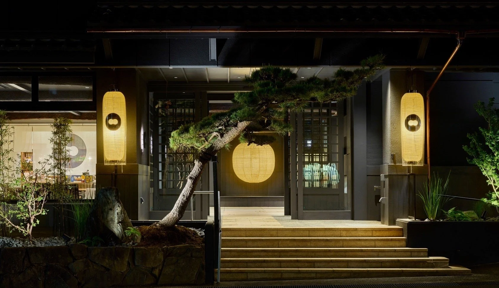 夜の日本の伝統的な建物入口