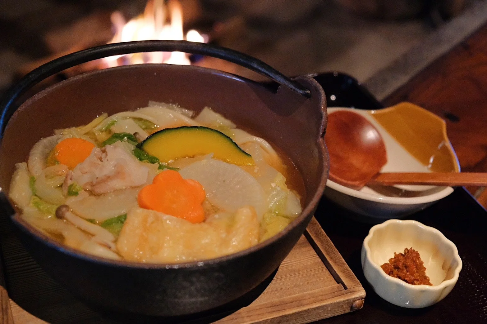 かぼちゃや人参、肉など様々な具材が入った温かいほうとう鍋