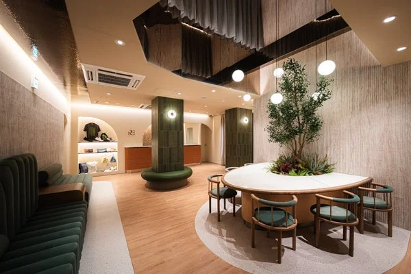 モダンでナチュラルな雰囲気の広々としたラウンジ