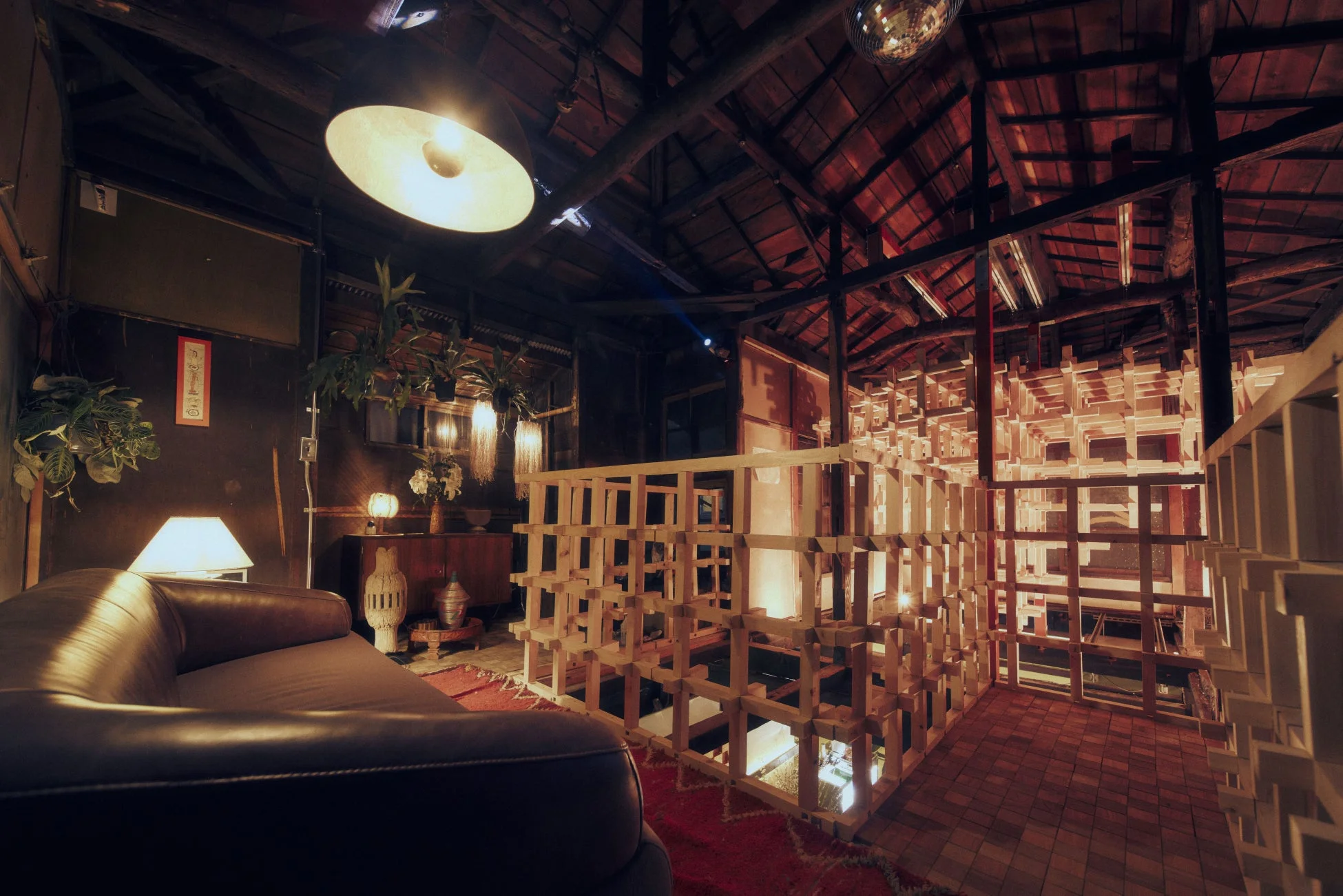 レトロモダンな雰囲気の室内空間