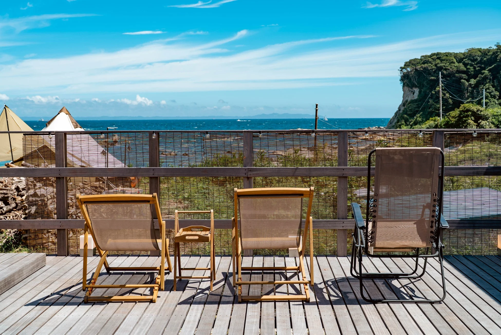 海を望むウッドデッキ