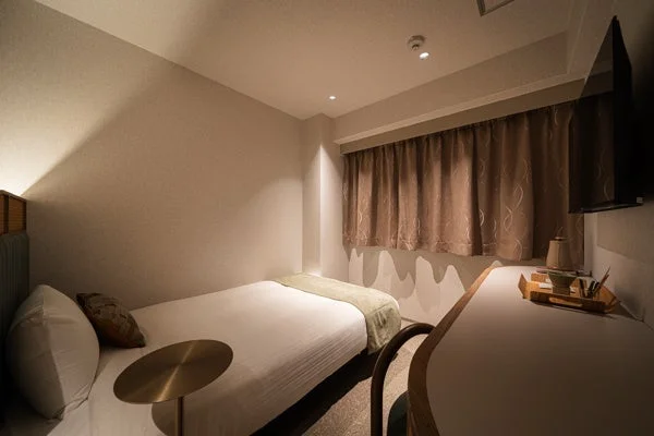 モダンな内装のシングルベッド客室