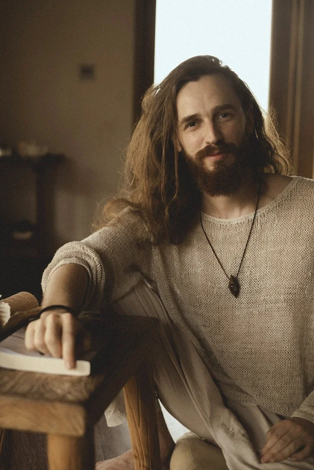 男性、ポートレート、長髪、髭、セーター、ネックレス、屋内、リラックス、自然光、書籍