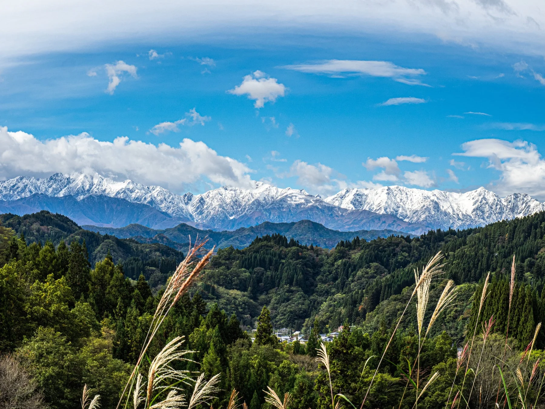雪を抱いた雄大な山々が連なる景色